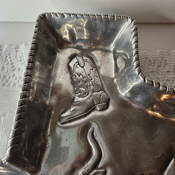 Add a touch of Texan charm to your next party with this 2003 Arthur Court tray - Picture 5 of 8